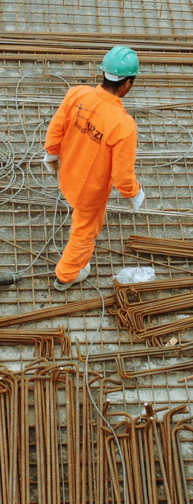 Erfahrener Schweizer Maurer verarbeitet Mörtel und setzt Ziegel präzise für Neubau-Projekt